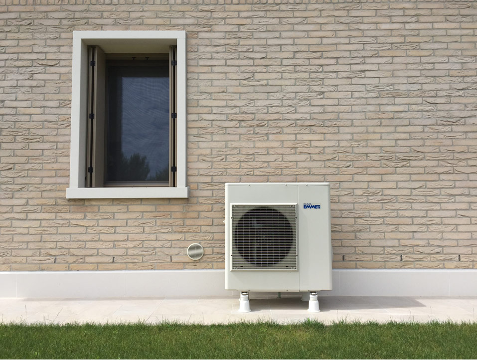 Impianto di riscaldamento e raffrescamento a  pavimento con pompa di calore su casa singola